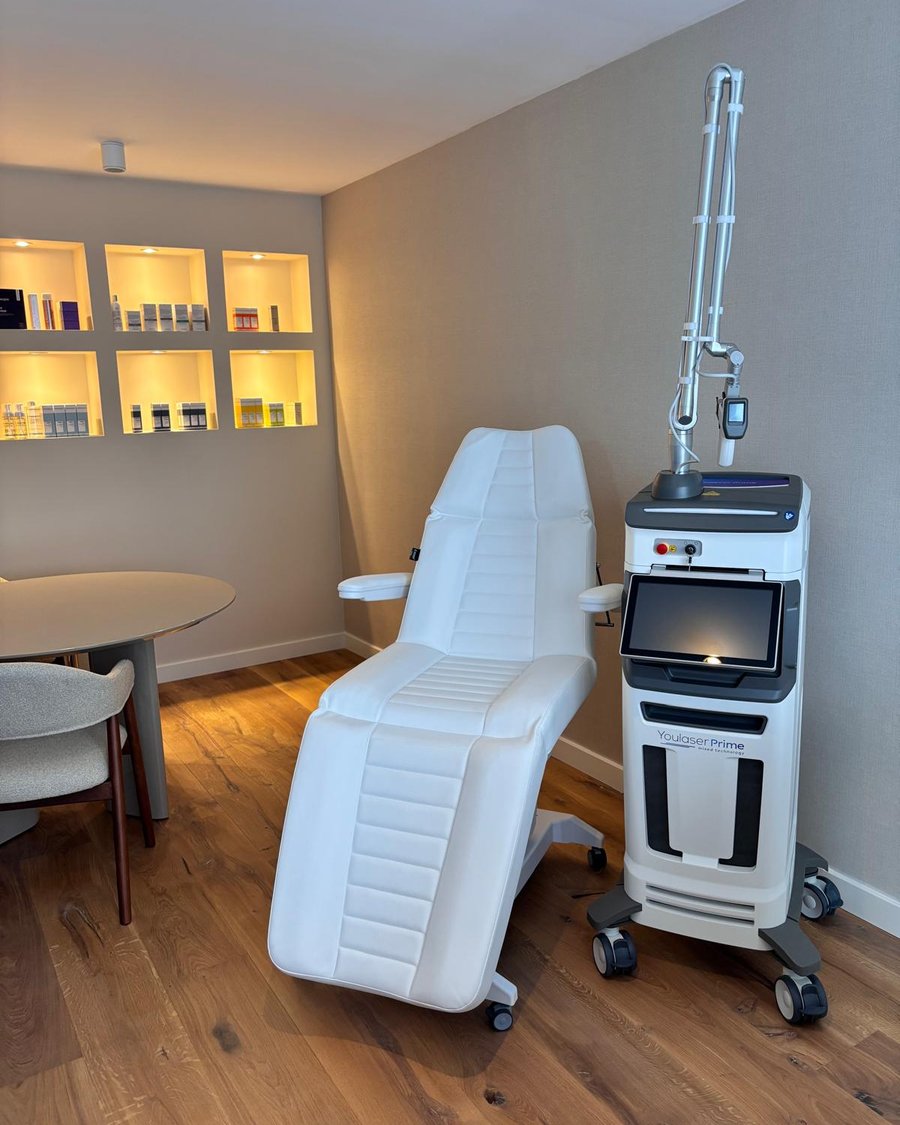 Behandelruimte NUM Skin Clinic met Youlaser Prime