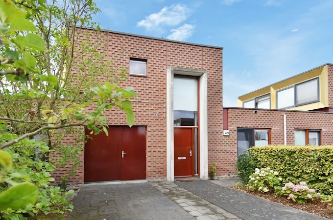 De entree van NUM Skin Clinic aan de Henricuskade in Den Haag Ypenburg